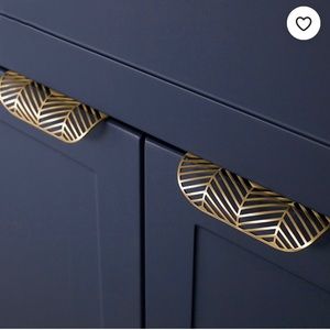Brass cabinet handles in leaf pattern (pack of 2)